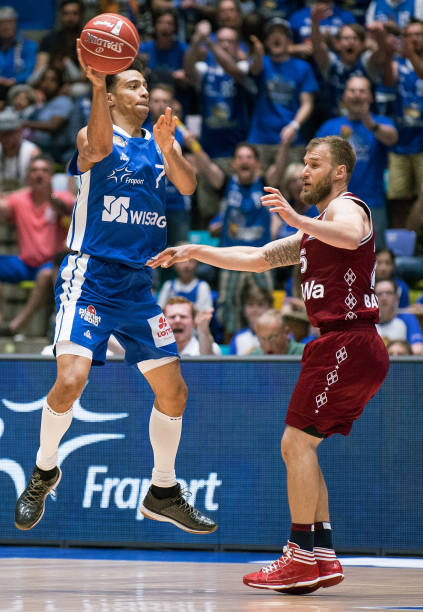 的中场竞争 的中场竞争